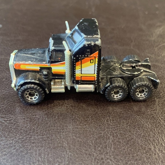 Vintage Matchbox Used 1983 Black Kenworth Aerodyne Diecast Cabover Semi-Truck - Picture 8 of 12